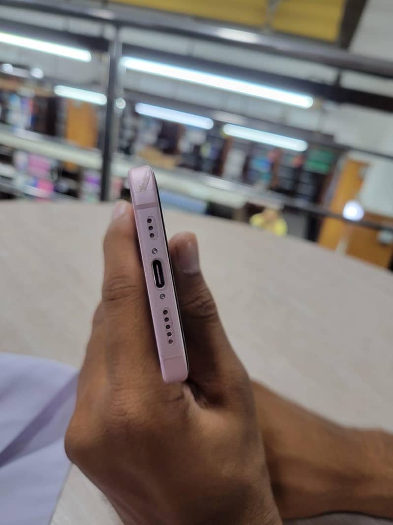 Apple iPhone 15 4