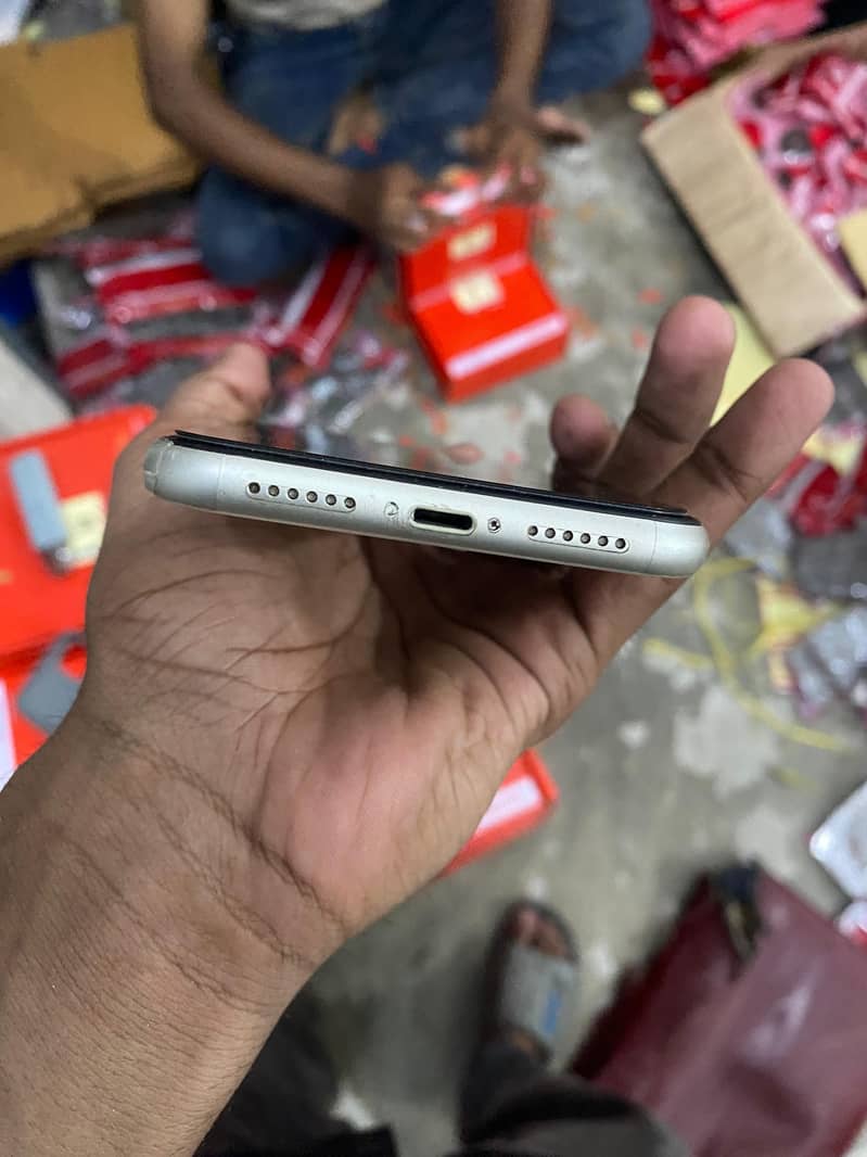 Apple iPhone 11 3