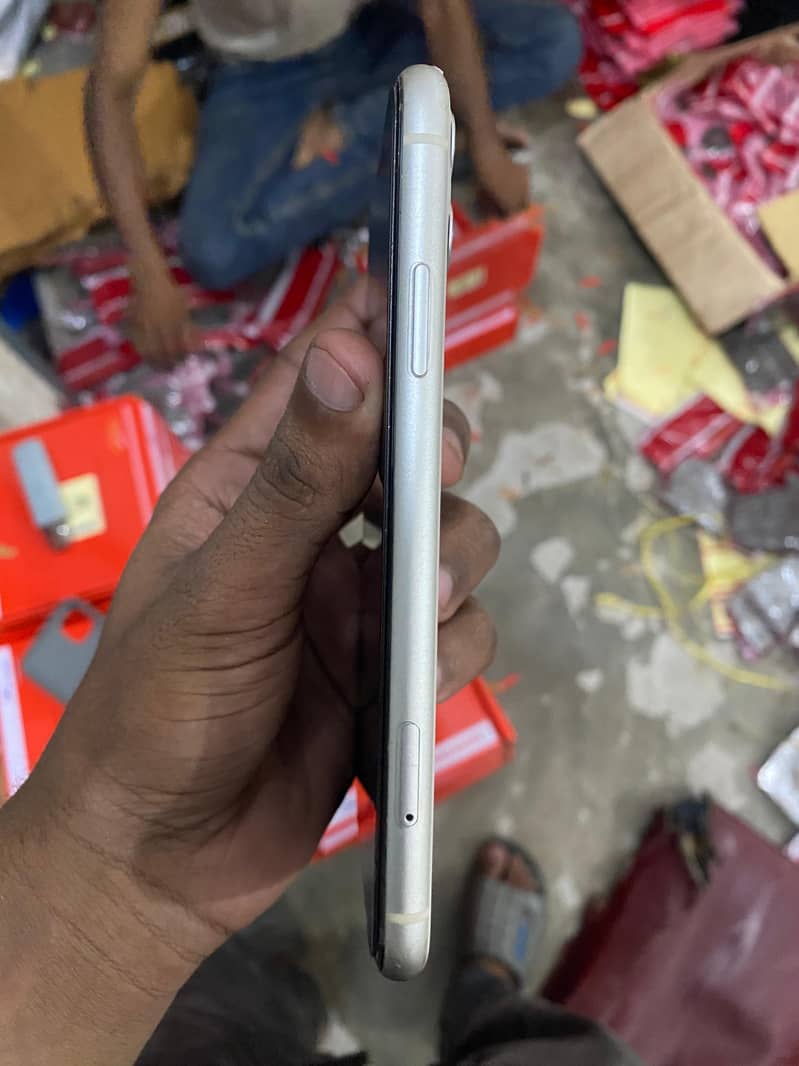 Apple iPhone 11 4