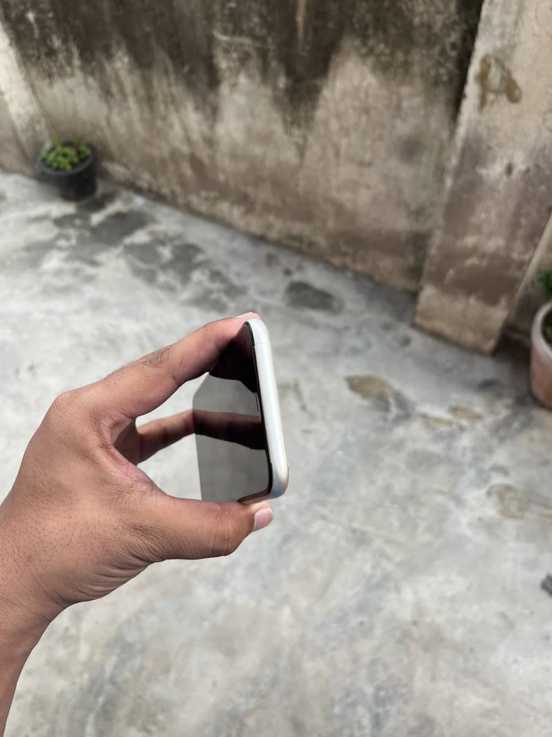 Apple iPhone 11 4