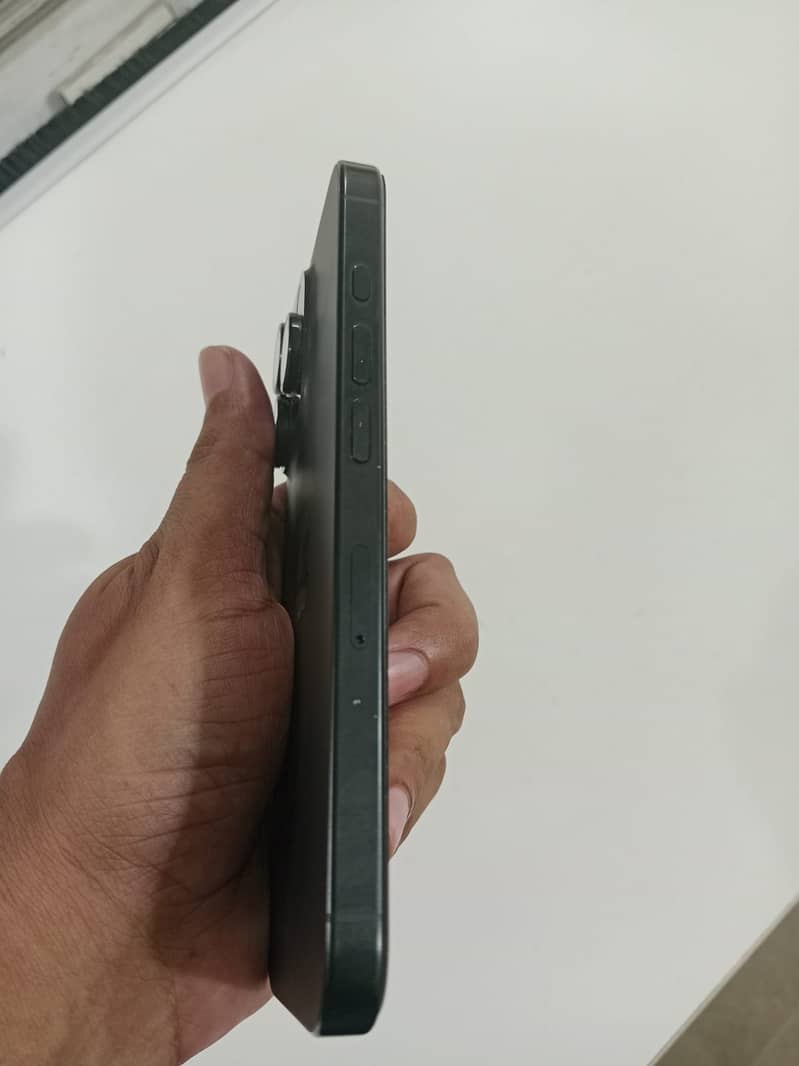 Apple iPhone 16 Pro 3