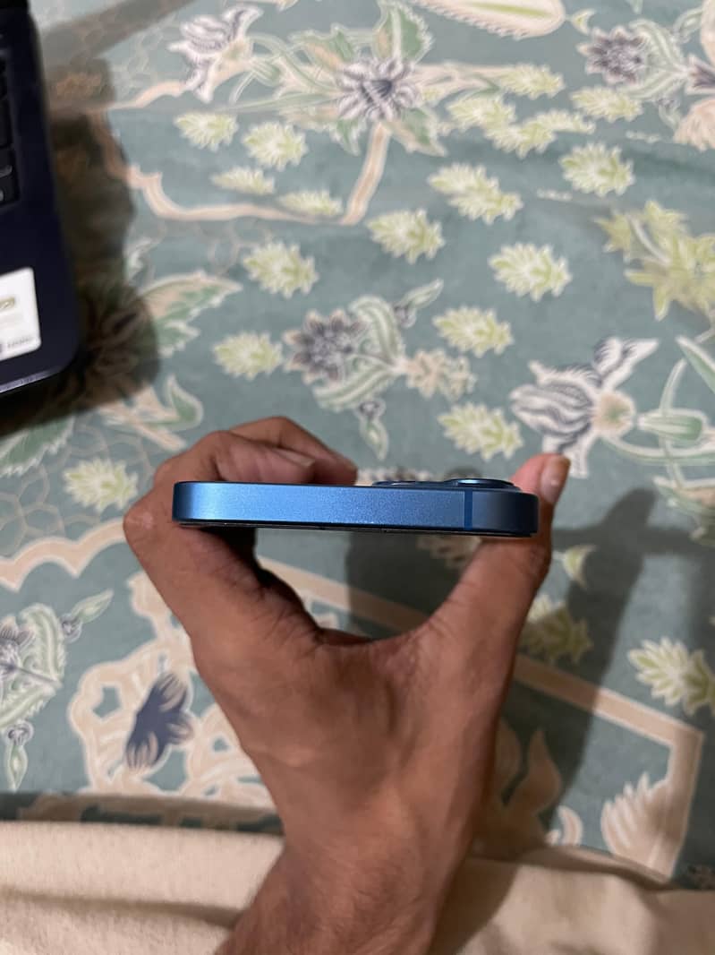 Apple iPhone 13 4