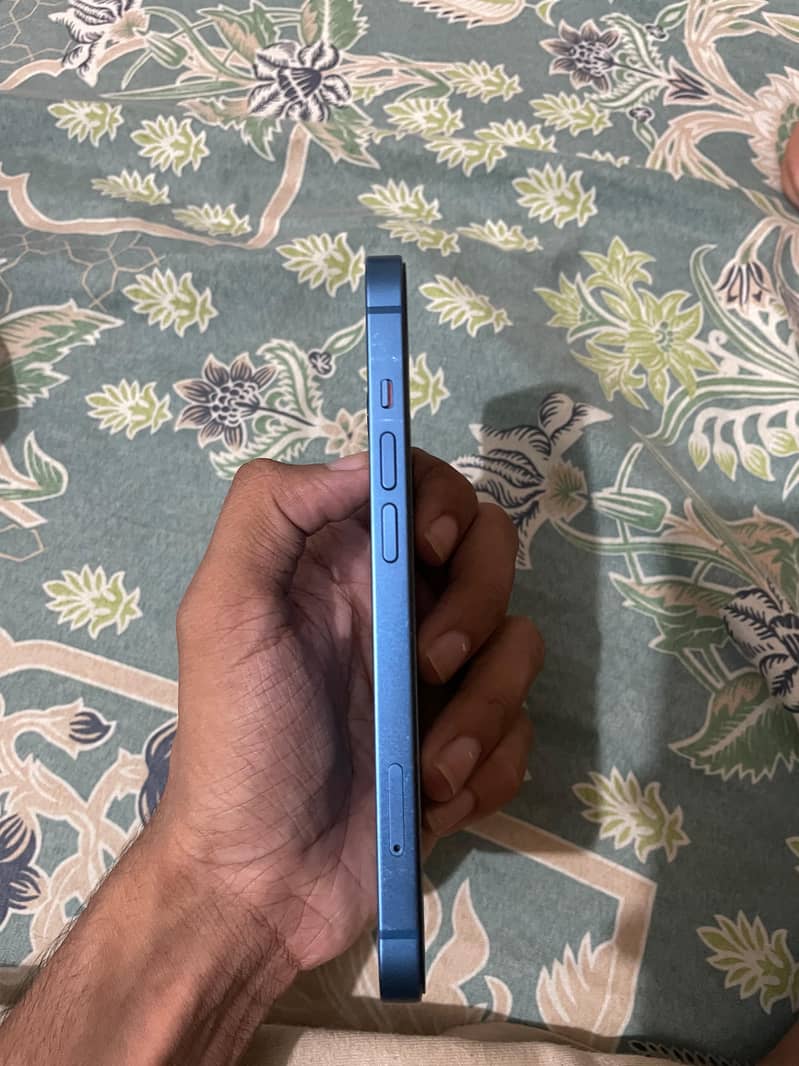 Apple iPhone 13 5