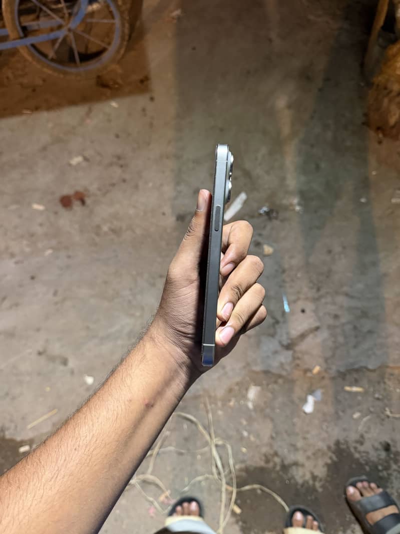Apple iPhone 15 Pro Max 3