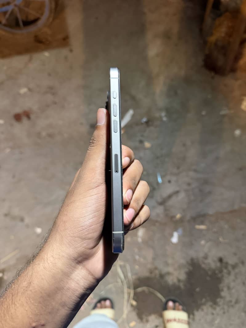 Apple iPhone 15 Pro Max 4