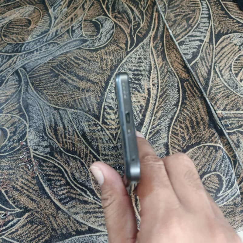 Realme C85 1