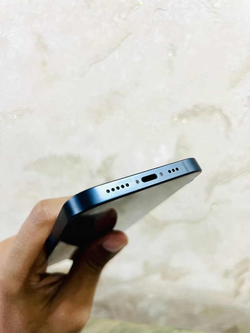 Apple iPhone 13 5