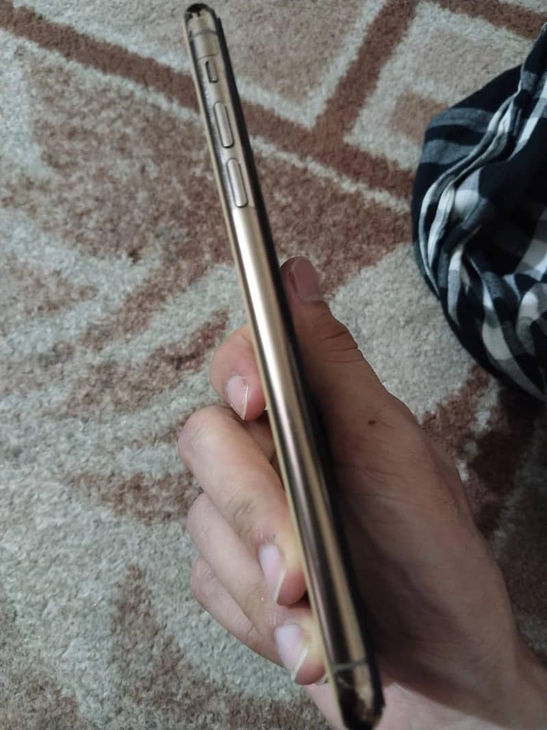 Apple iPhone 11 Pro Max 4