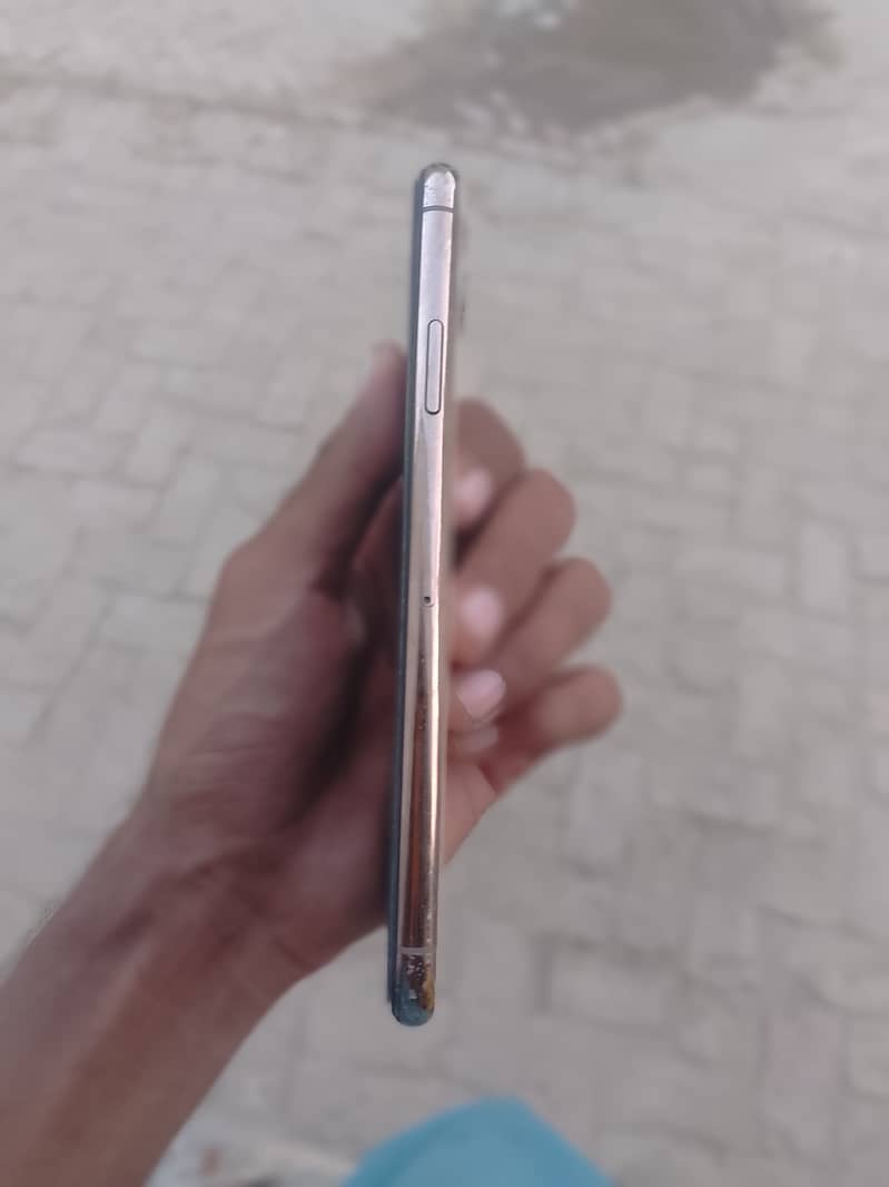 Apple iPhone 11 Pro Max 4