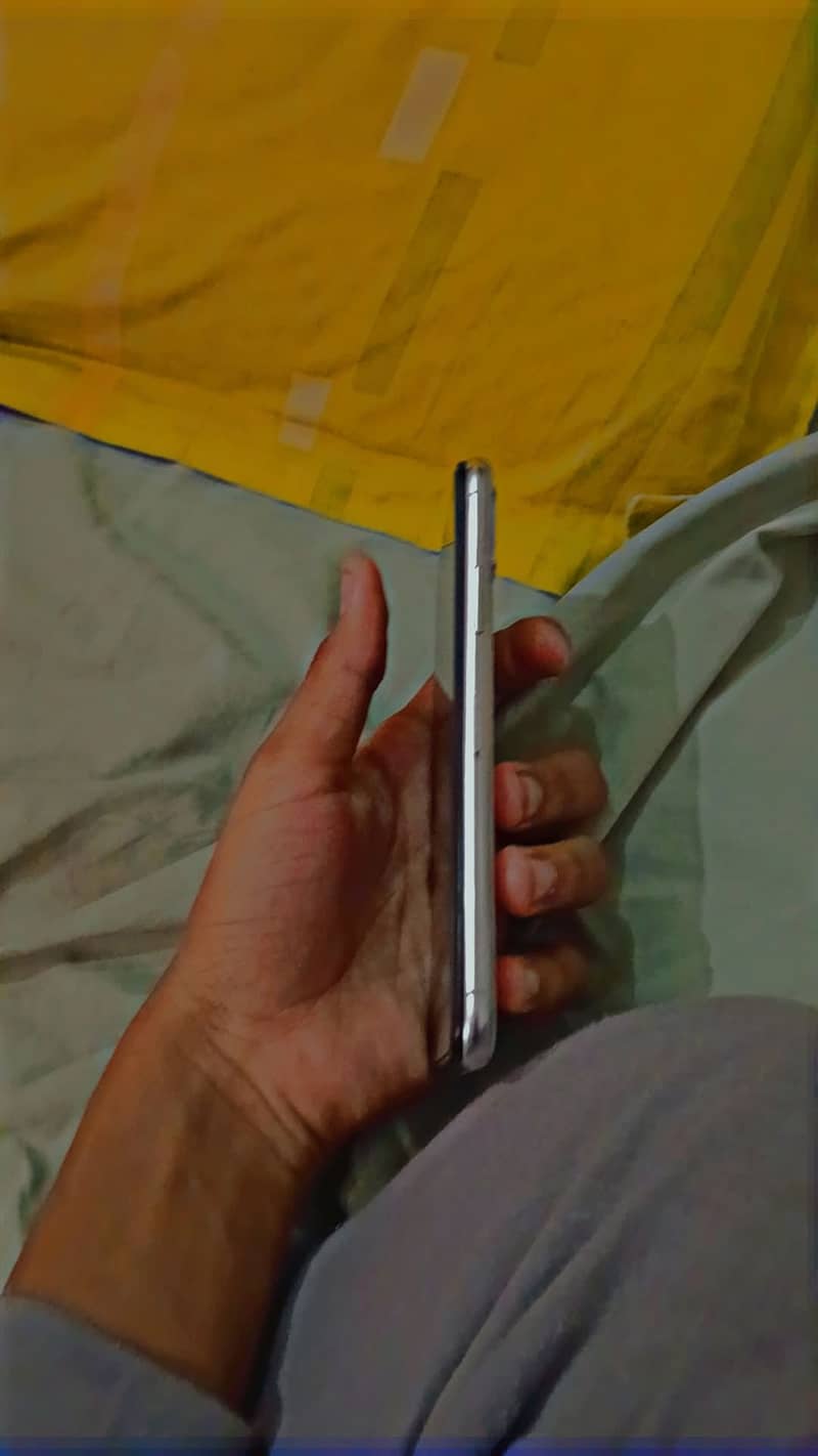 Apple iPhone XS 4
