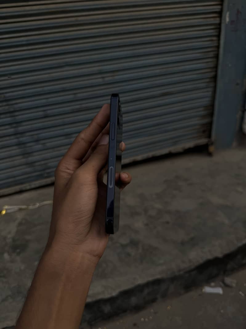 Apple iPhone 12 4
