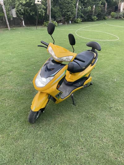 Yj future electric scooter 8.5/10condition