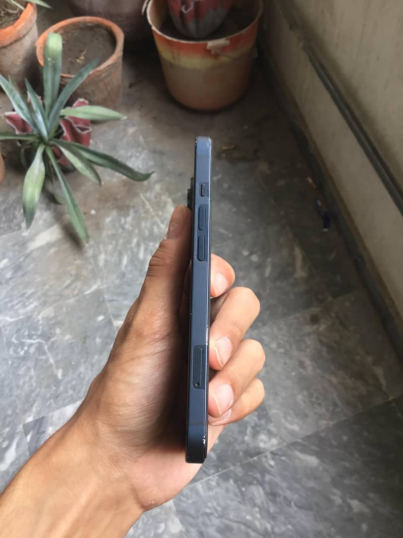 Apple iPhone 13 2