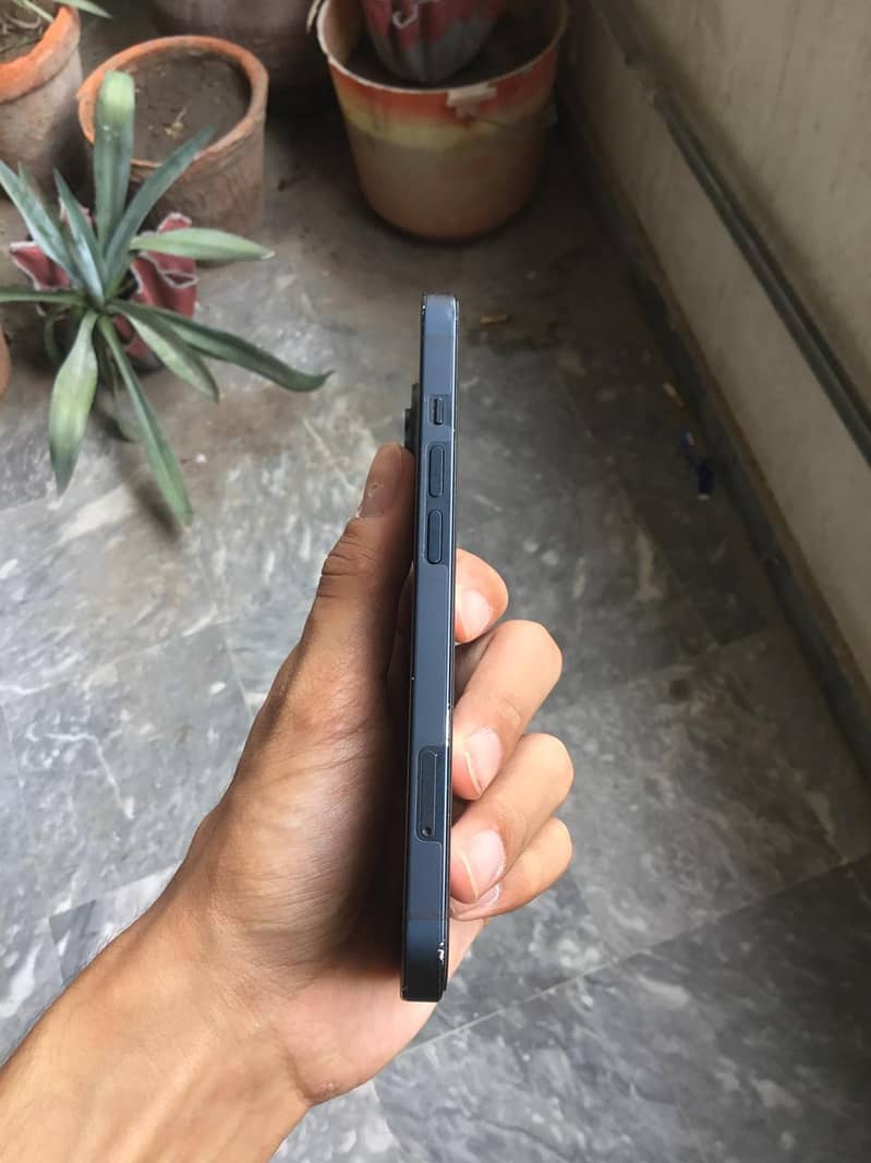 Apple iPhone 13 5