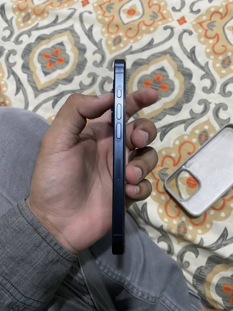 iPhone 15 pro 4
