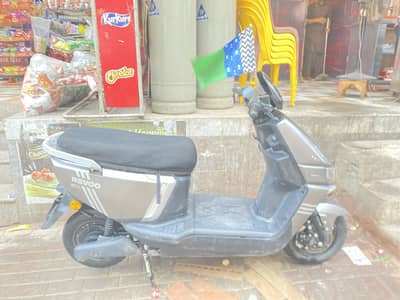 Revoo electric scooty