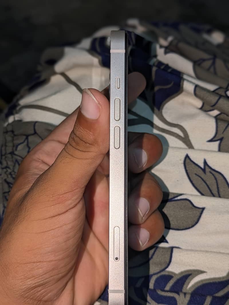 Apple iPhone 13 2