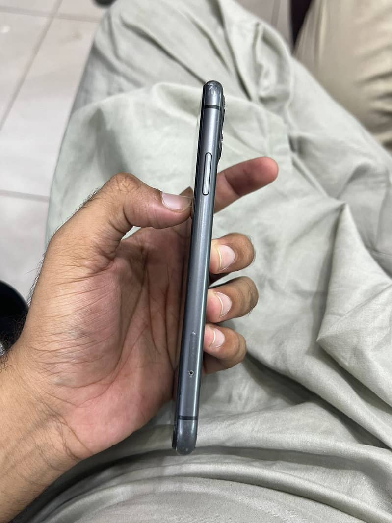 Apple iPhone 11 4