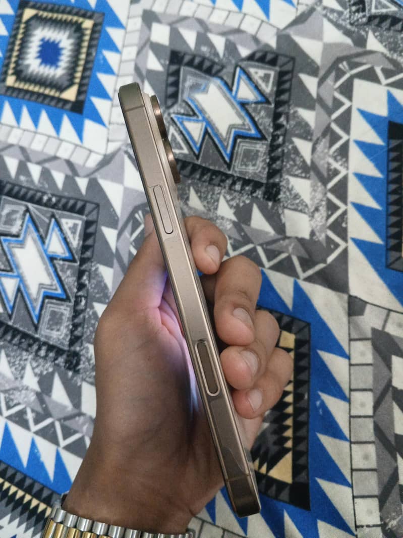 Apple iPhone 16 Pro Max 2