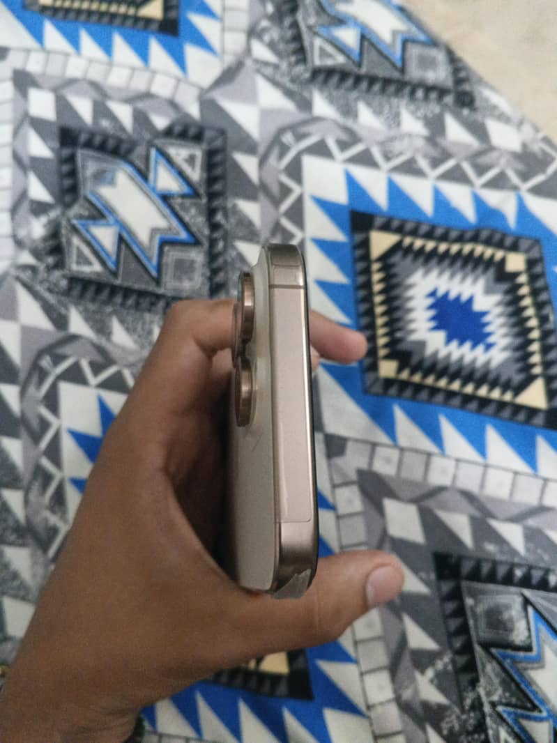 Apple iPhone 16 Pro Max 4