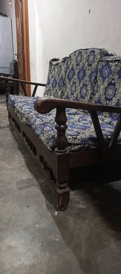 لکڑی کا مضبوط صوفہ سیٹ - بہترین حالت میں (Wood Sofa Set)