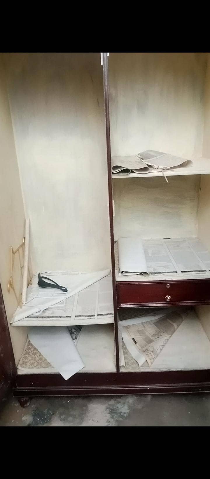 تین پلووں والی بڑی الماری ہے 1