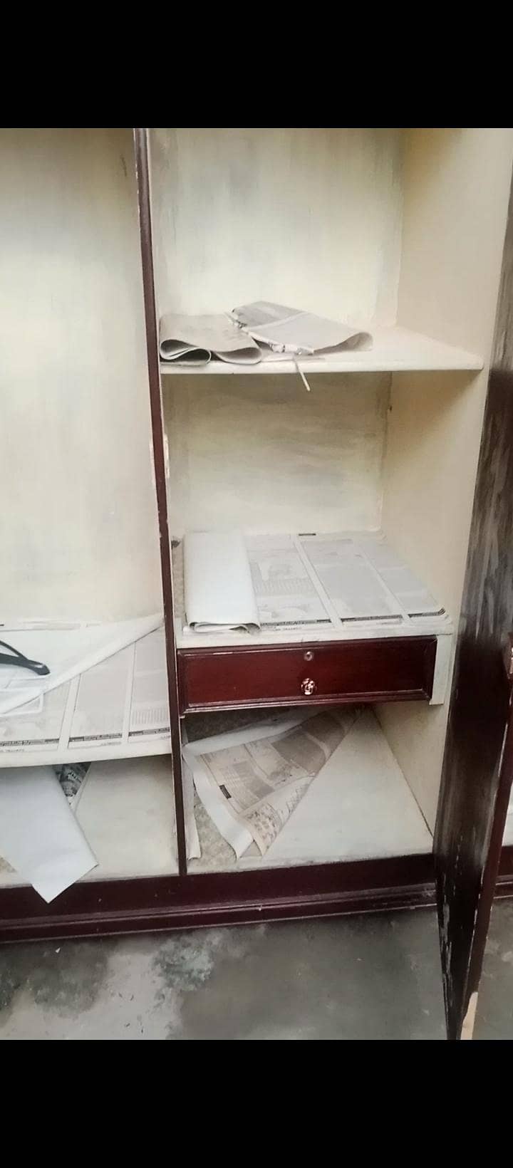 تین پلووں والی بڑی الماری ہے 2