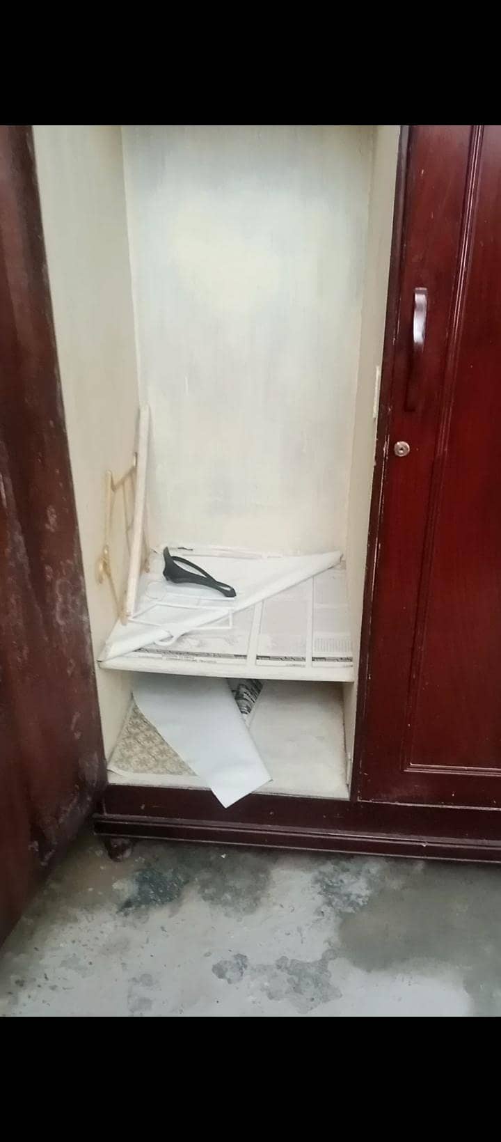 تین پلووں والی بڑی الماری ہے 3