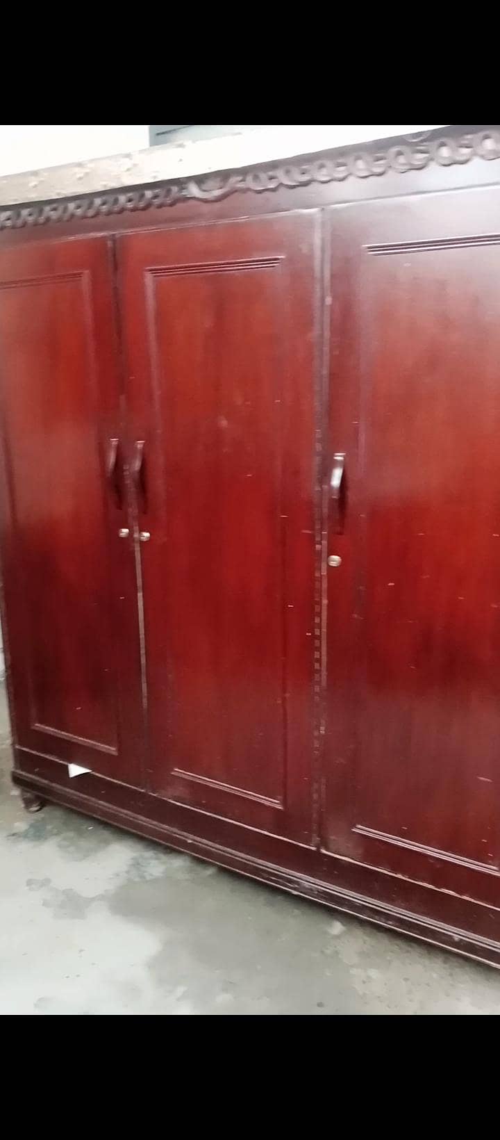 تین پلووں والی بڑی الماری ہے 5