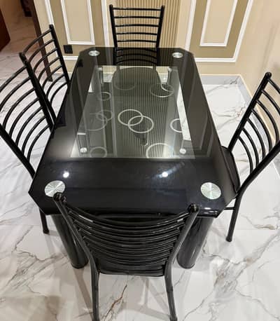 Dining tabel with 6 chairs
