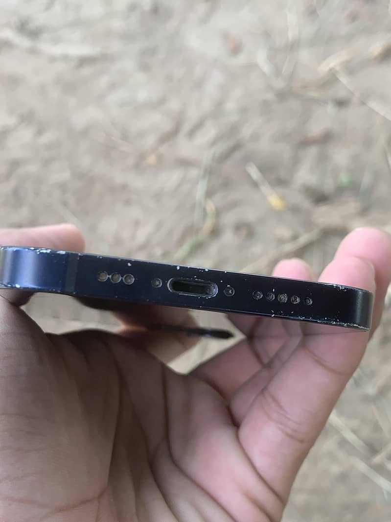 Apple iPhone 12 4