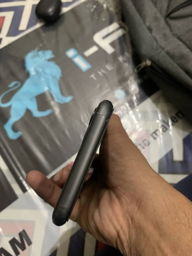 Apple iPhone 11 4