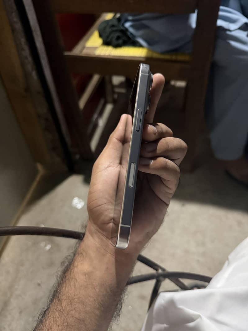 Apple iPhone 16 Pro 2