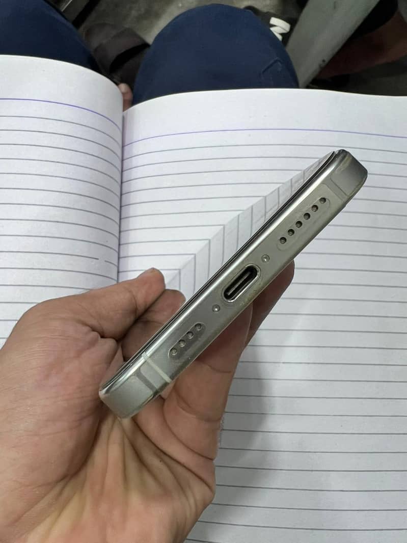 Apple iPhone 16 Pro Max 3