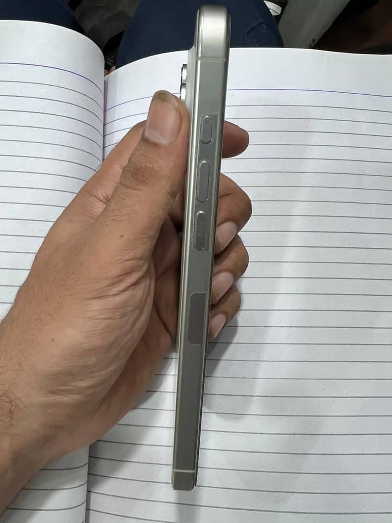 Apple iPhone 16 Pro Max 4