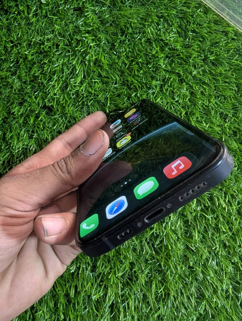 Apple iPhone 12 4