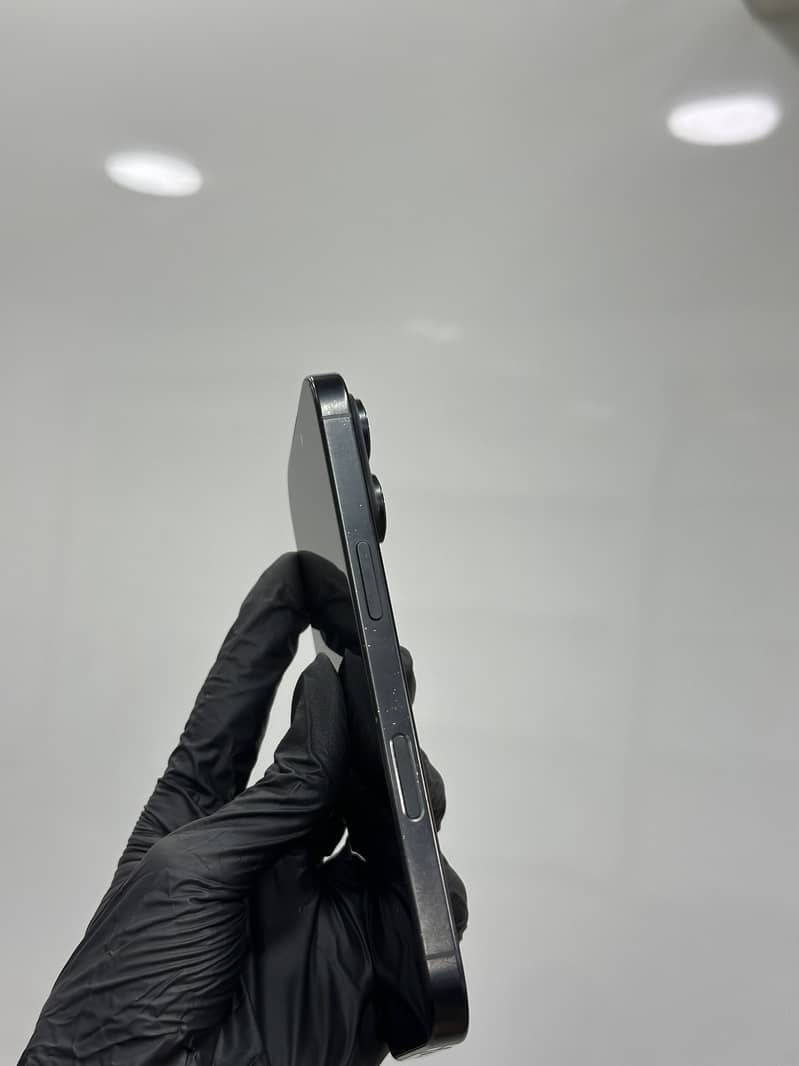 Apple iPhone 16 Pro 1