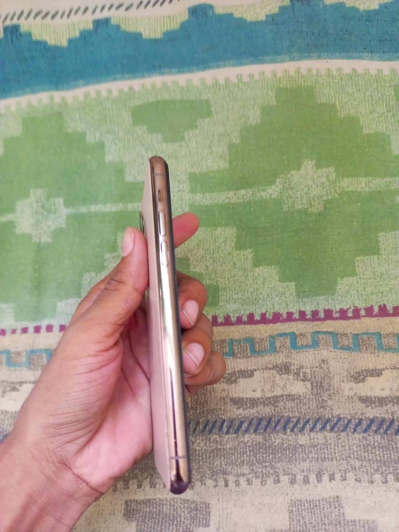 Apple iPhone 11 Pro 4