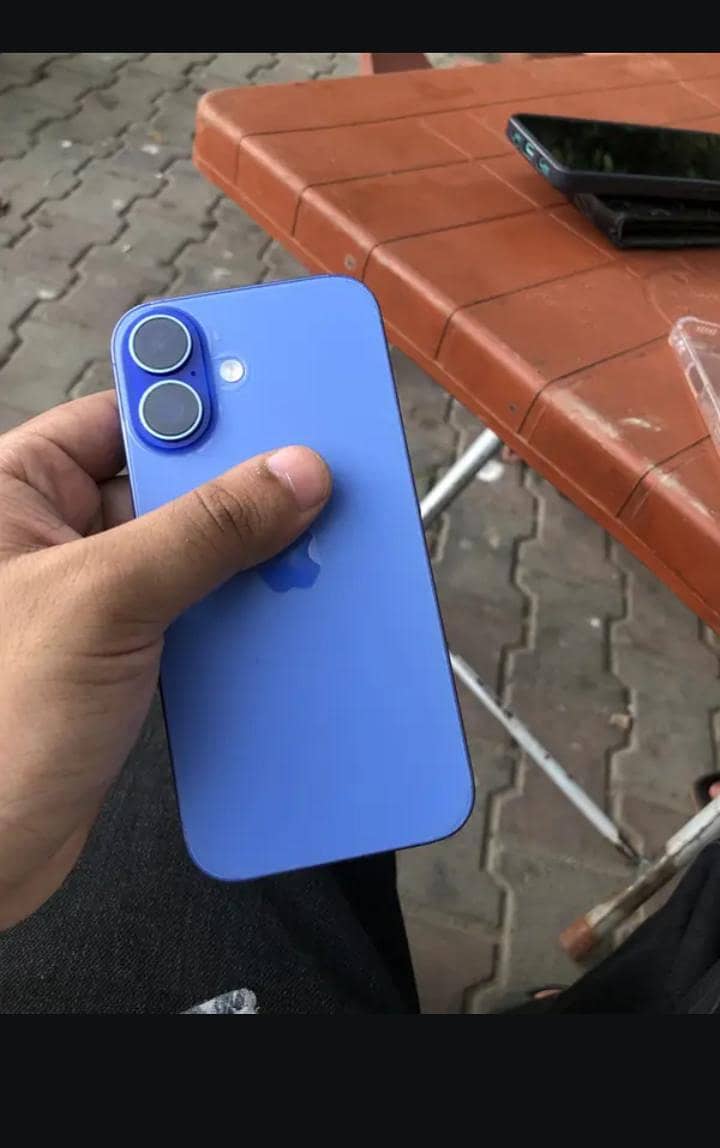 Apple iPhone 16 0