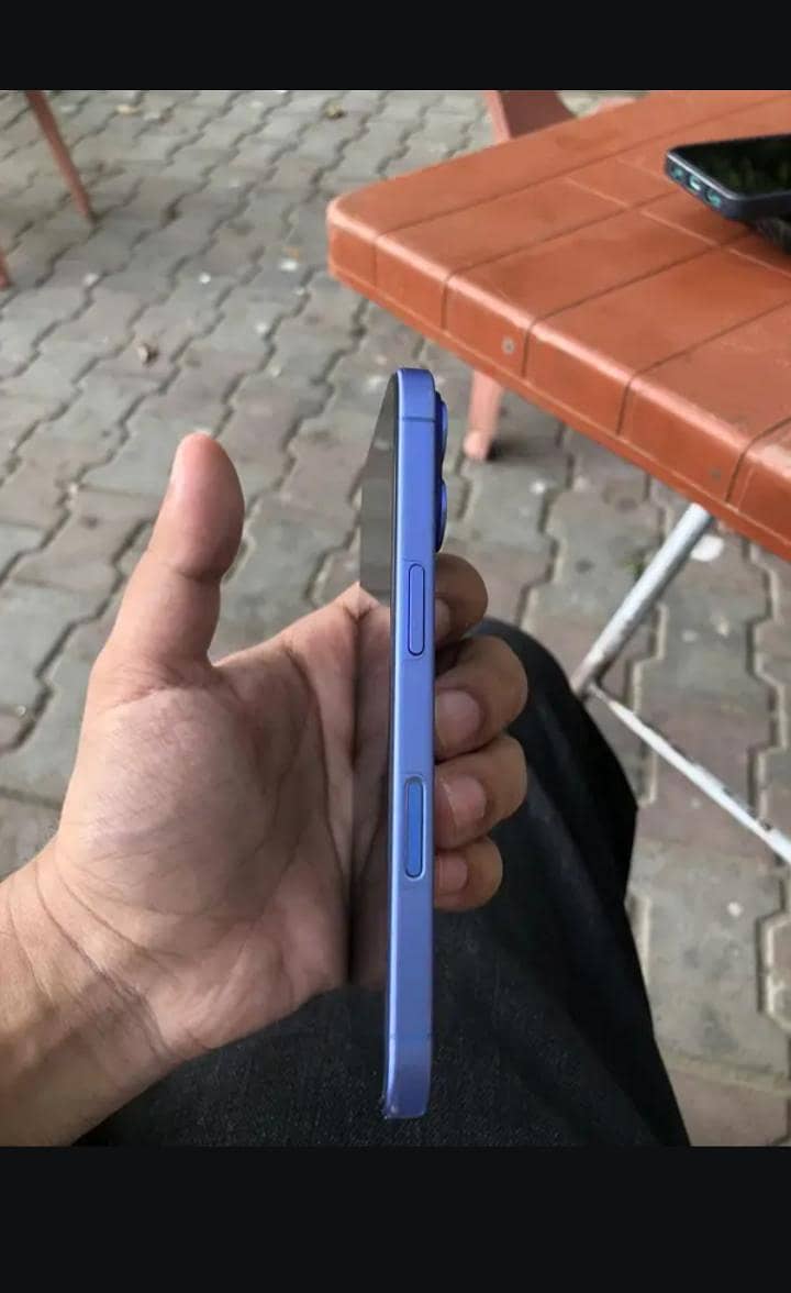 Apple iPhone 16 5
