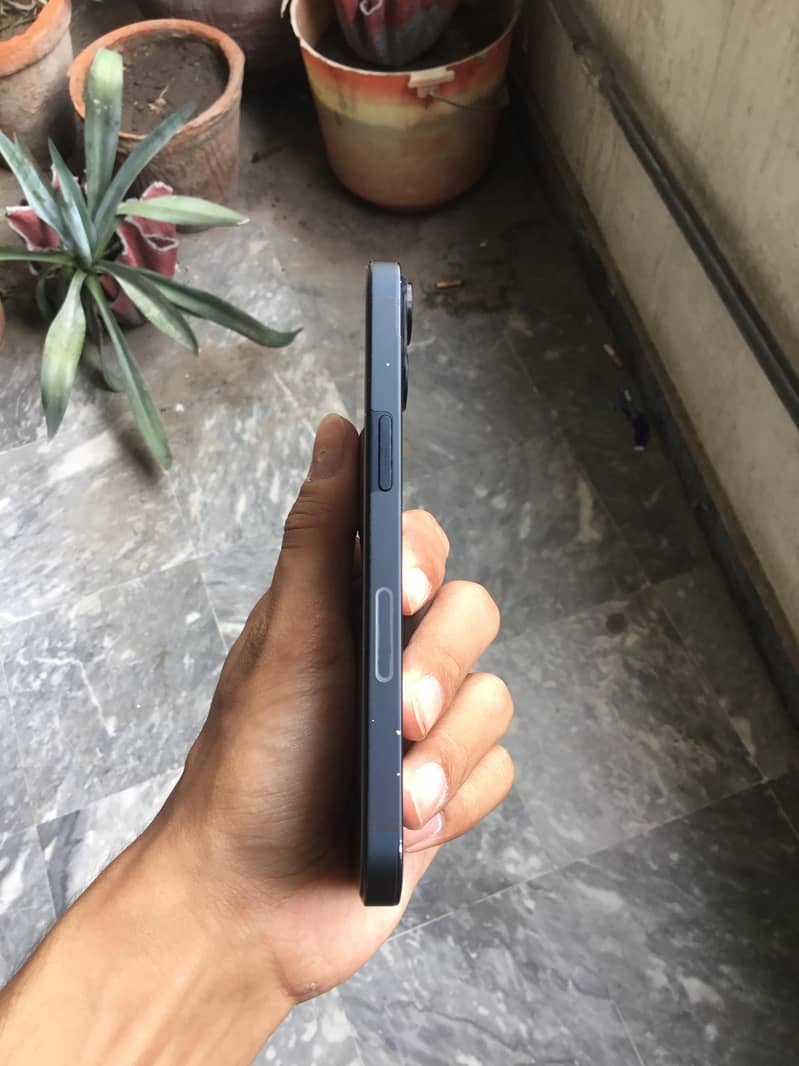 Apple iPhone 13 2