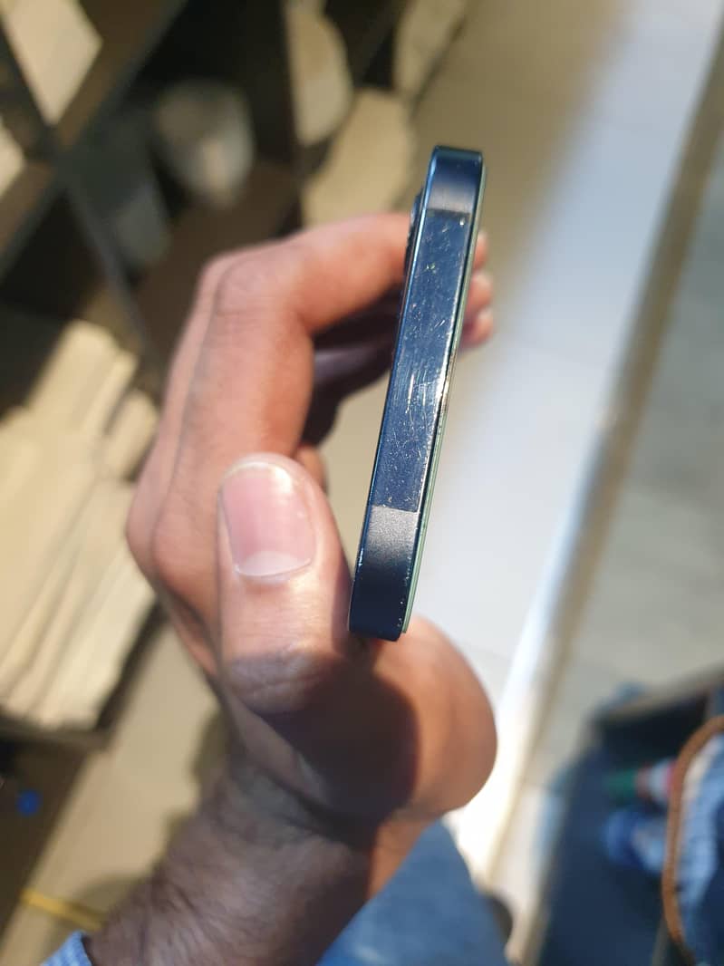 Apple iPhone 12 4