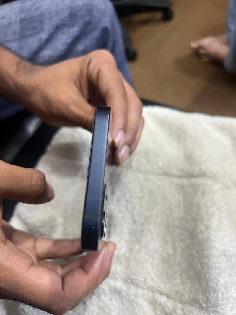 Apple iPhone 12 4
