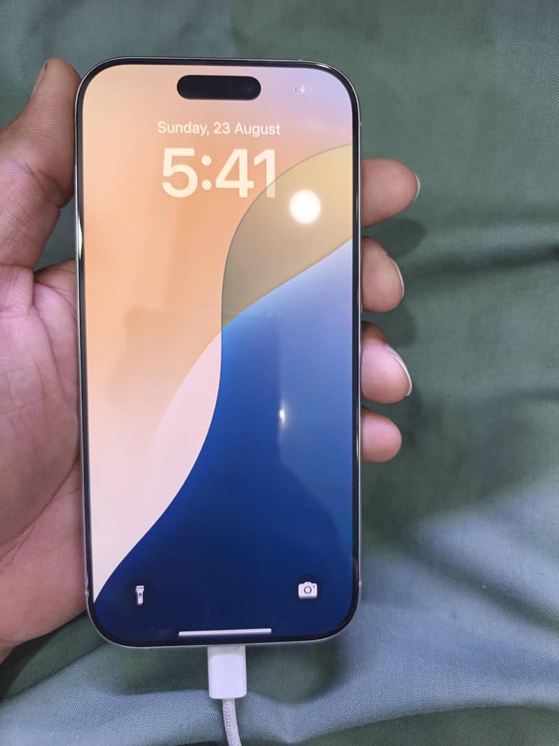 Apple iPhone 16 Pro 3