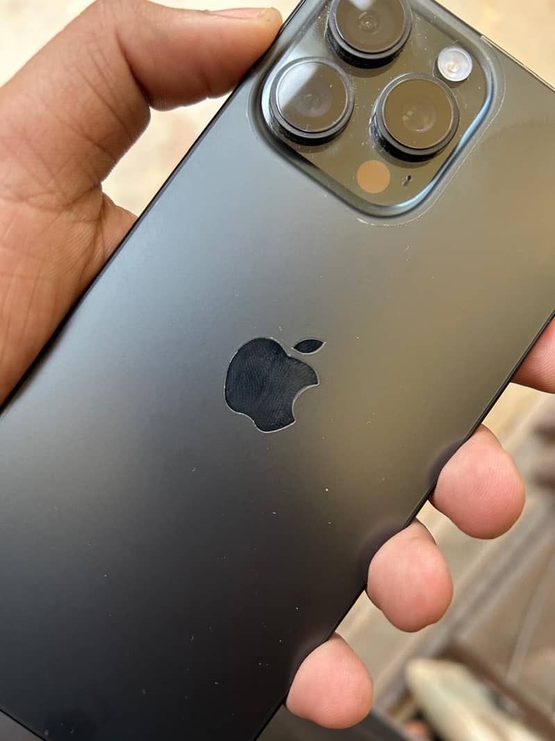 Apple iPhone 16 Pro Max 2