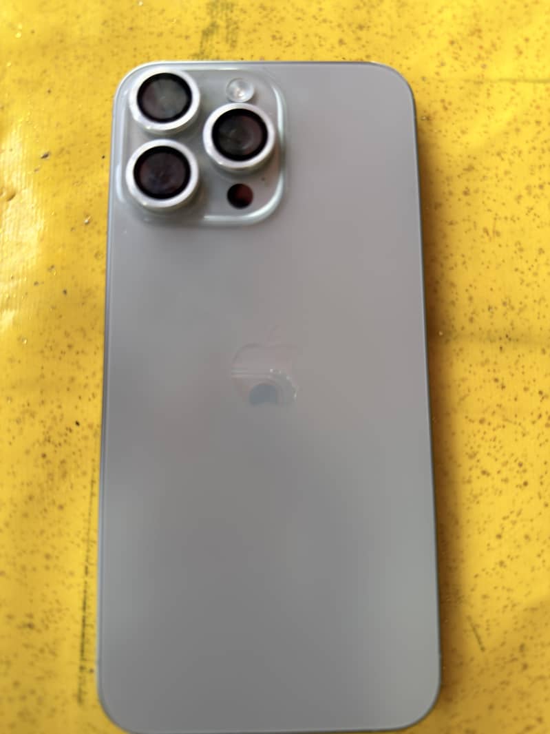 Apple iPhone 15 Pro Max 4