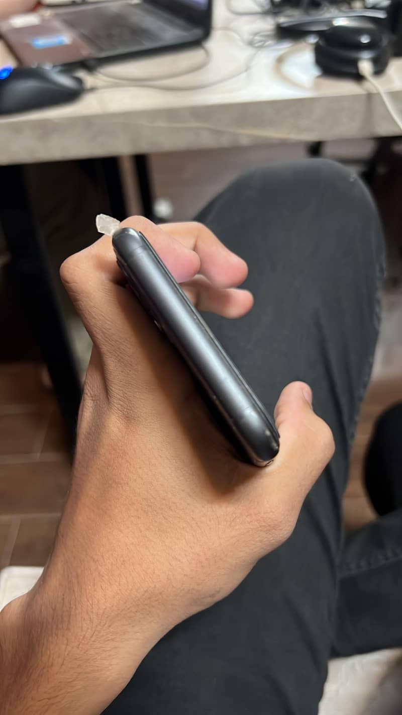 Apple iPhone 11 4