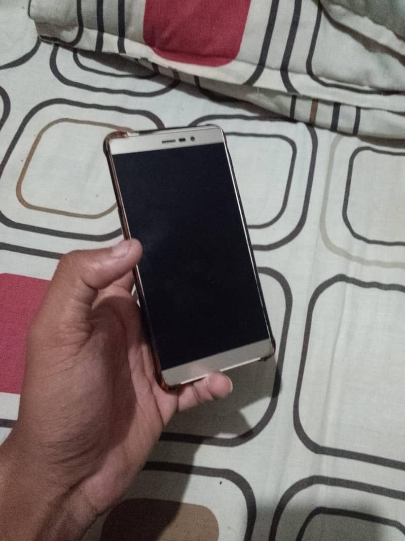 QMobile E1 0