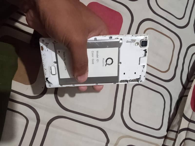 QMobile E1 3