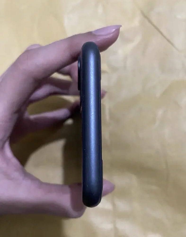 Apple iPhone 11 4